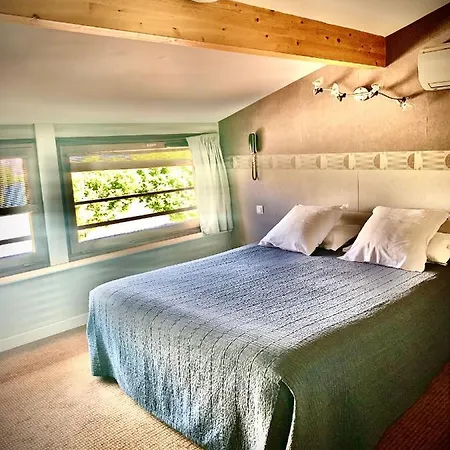 Le Petit Roche Hotel 4*